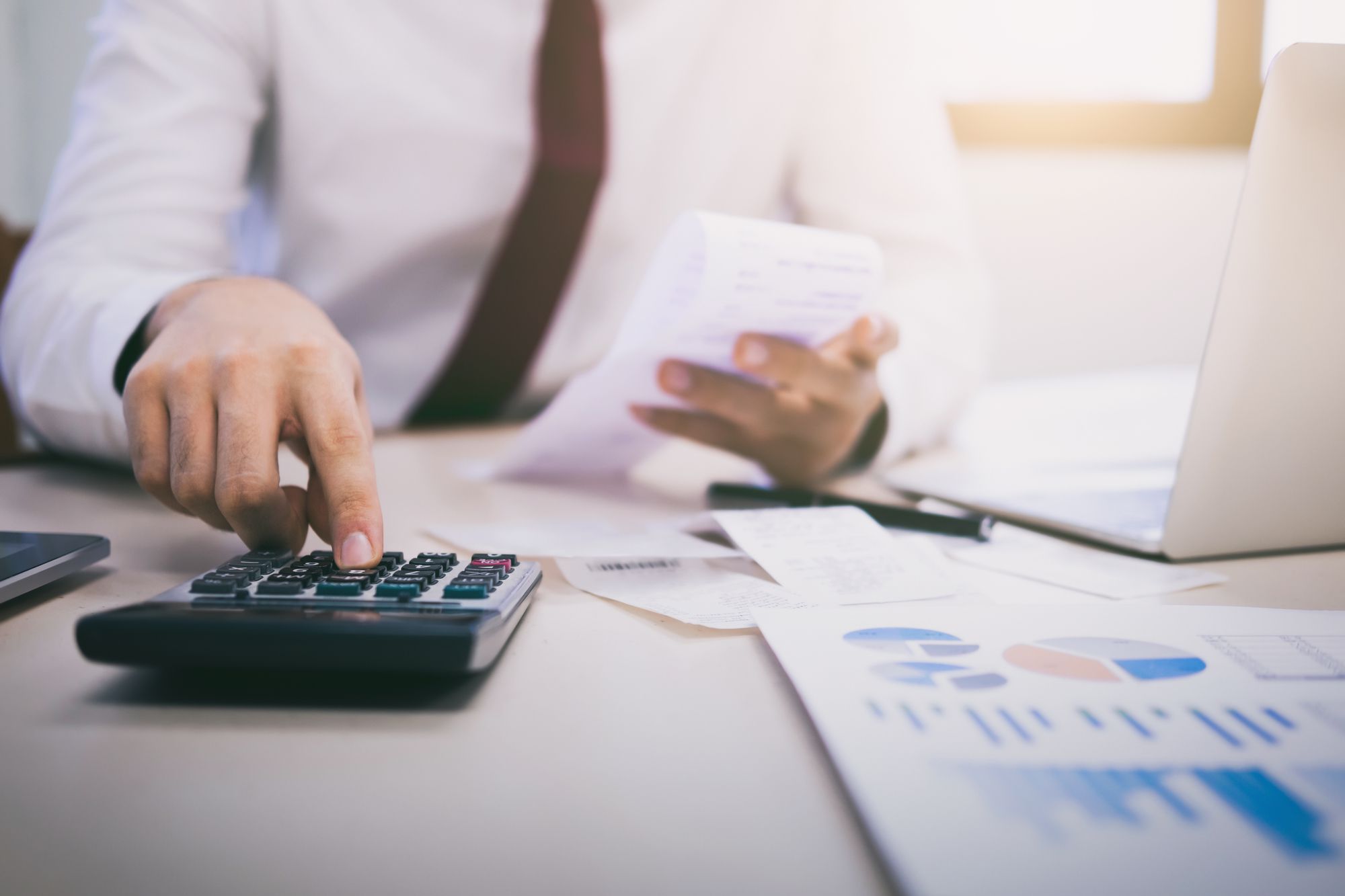 empresário controlando os gastos com a calculadora